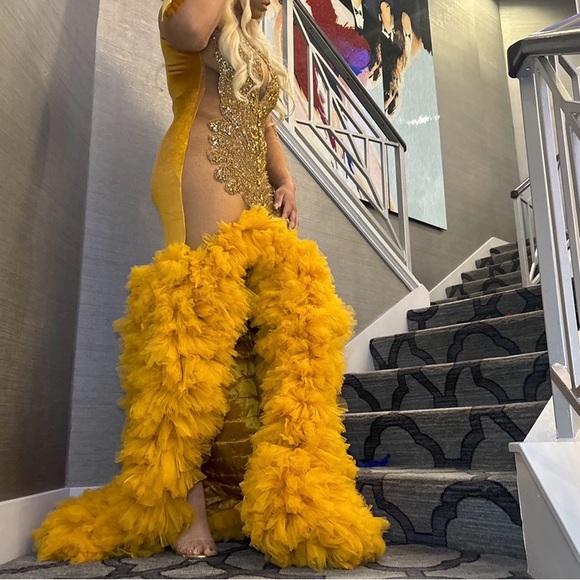 Hi, I am selling my 2024 prom dress. Only worn once - Picture 3 of 4